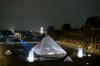 Pyramide van het Louvre en de Tuilerieën gezien vanaf de daken bij nacht 7_16