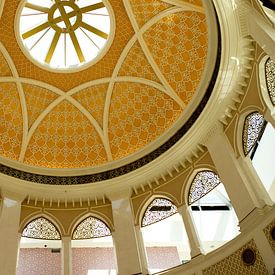 Weiße orientalische Architektur in der Mall oder Dubai. von Karijn | Fine art Natuur en Reis Fotografie
