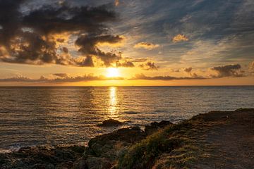 Gouden zonsondergang aan de Cote d Azur (Esterel) van Flatfield