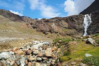 Wasserfälle in den Bergen – spektakuläre Naturfotografie voller Energie und Kraft. Jetzt Wandbild oder Leinwand kaufen und Bergwasser erleben.