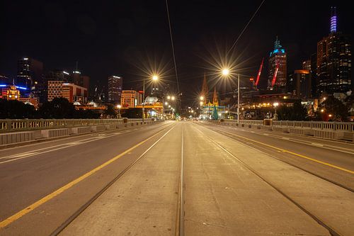 Melbourne in Australië bij nacht.
