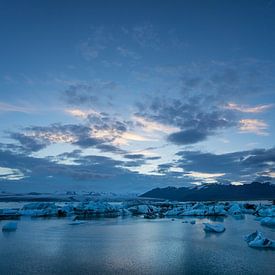 IJsland - Nacht boven gletsjerlagune joekulsarlon met veel ijsschotsen van adventure-photos