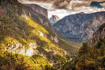 Yosemity National Park in Californië met Yosemite Valley en Halfdome van Dieter Walther