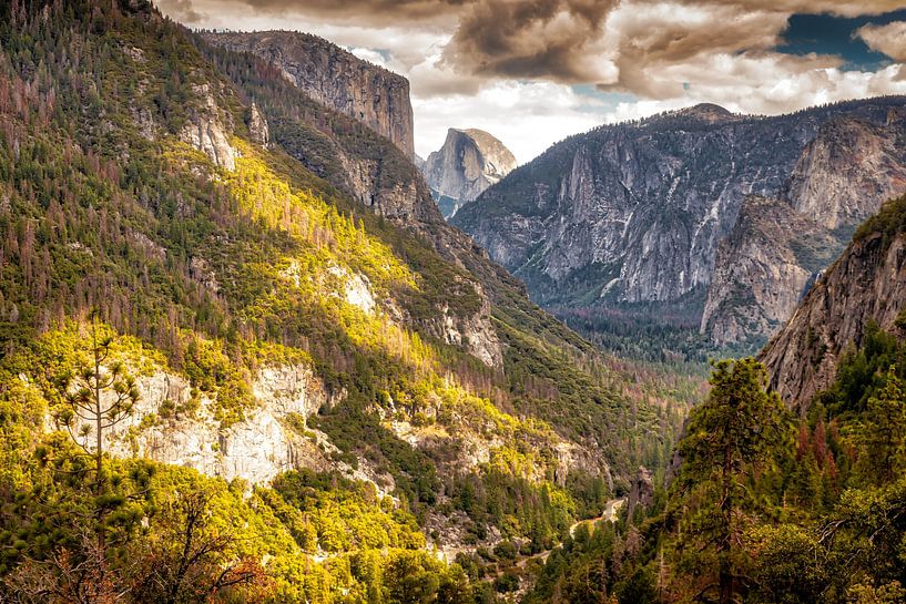 Yosemite National Park in California with Yosemite Valley and Halfdome by Dieter Walther