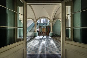 Türen zu großer Halle mit Treppe