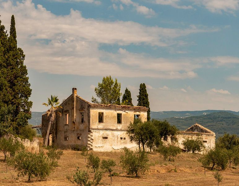Verlaten landhuis op Corfu van Marjolein van Middelkoop