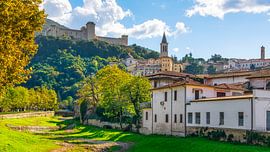 Panorama de Spoleto avec la Rocca Albornoziana et la cathédrale, en Ombrie sur Stefano Orazzini