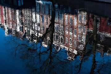 Amsterdamse grachtenpanden weerspiegeld in de Prinsengracht van Jeroen Knippenberg