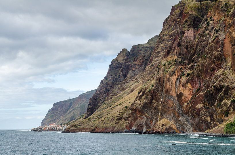 Paul do Mar surrounded by cliffs by Bram van der Meer