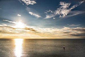 Segelboot in einem menschenleeren Ozean mit Sonnenuntergang von Jan Hermsen