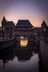 De koppelpoort van Amersfoort in de zonsondergang staande. van Bart Ros