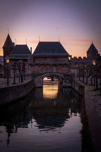 De koppelpoort van Amersfoort in de zonsondergang staande.