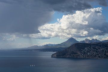 Nuages de pluie dramatiques et la mer Méditerranée