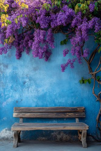 Blaue Wand mit Blumen