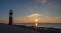 Zonsondergang met vuurtoren van Marcel Klootwijk thumbnail