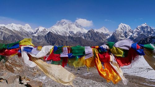 Gebetsfahnen mit Everestpanorama von Timon Schneider