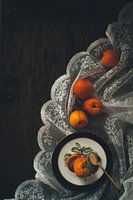 Stilleben mit orangefarbenen Aprikosen und Spitze im Stil alter Meister
