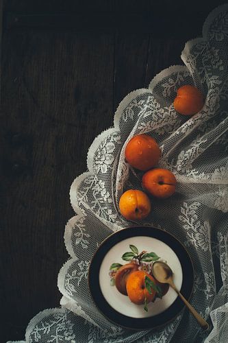 Nature morte aux abricots orange et dentelle à l'ancienne sur From My Eyes