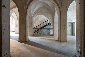 Die Halle eines verlassenen Klosters von Tim Vlielander