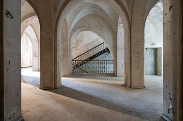 Le hall d'un monastère abandonné sur Tim Vlielander