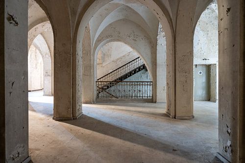 De hal van een verlaten klooster