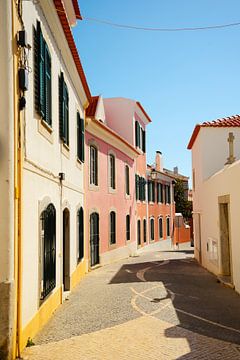Straatjes in Cascais, Portugal van Stef Wingens