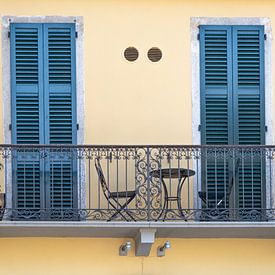 Gele muur met balkon van Photography art by Sacha