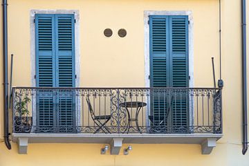 Gele muur met balkon van Photography art by Sacha