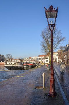 Fietsend langs de Amstel in Amsterdam van Peter Bartelings