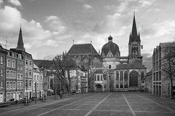 Der Aachener Dom in stilvollem Schwarzweiß