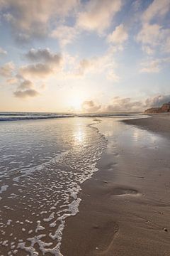 Zonsondergang op het zandstrand Praia da Falésia. Kliffen Roze bloemen bij Albufeira, Portugal van Fotos by Jan Wehnert