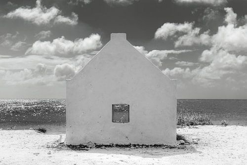 Strandhut op het eiland Bonair in het Caribisch gebied. Zwart-wit B
