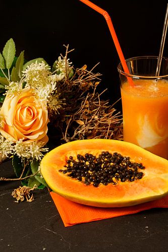 Sinaasappel papaya limoen smoothie met yoghurt.
