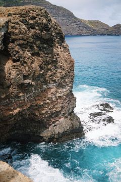 Uitzicht op rots in zee Madeira van Dian Schuurkamp