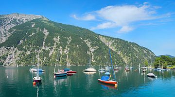 kleurrijke aangemeerde zeilboten, meer Achensee, bergzicht Seebergs van SusaZoom