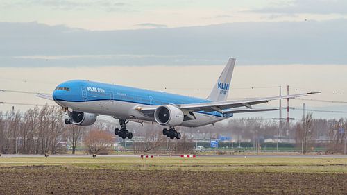 Landende KLM Boeing 777-300 passagiersvliegtuig.