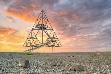 Tetrahedron in Bottrop bij zonsondergang van Michael Valjak