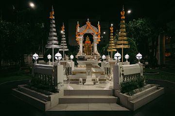 Brahma d'or : une tradition thaïlandaise dans l'obscurité