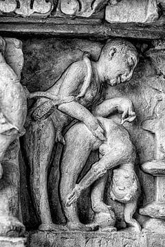 Khajurao - Erotisches Relief im Lakshmana-Tempel Zw-w 4 von Theo Molenaar