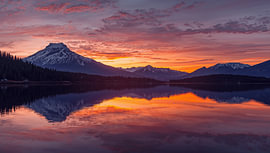 Un lac alpin paisible au coucher du soleil