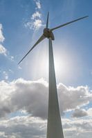 Moderne windmolen met tegenlicht van de zon