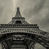 Omhoog kijkend onder de Eiffeltoren  van Toon van den Einde