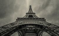 Omhoog kijkend onder de Eiffeltoren  van Toon van den Einde thumbnail