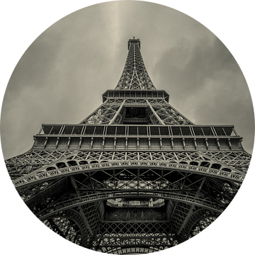 Omhoog kijkend onder de Eiffeltoren  van Toon van den Einde