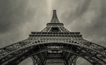 Blick nach oben unter den Eiffelturm  von Toon van den Einde