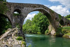 Stenen reisten über einen rustikalen Fluss und waren auch aus der ganzen Welt in Spanien unterwegs