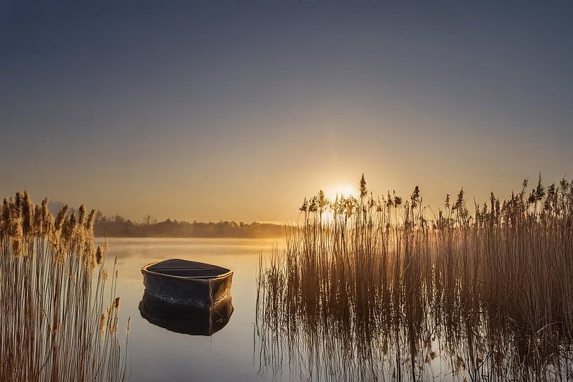 De boot in het gouden ochtendlicht van Christina Bauer Photos