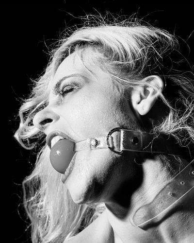 Vrouw met mondbal bondage