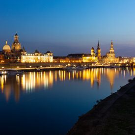 Dresden zicht op de stad in de avond van Erik Vergunst