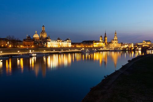 Dresden zicht op de stad in de avond